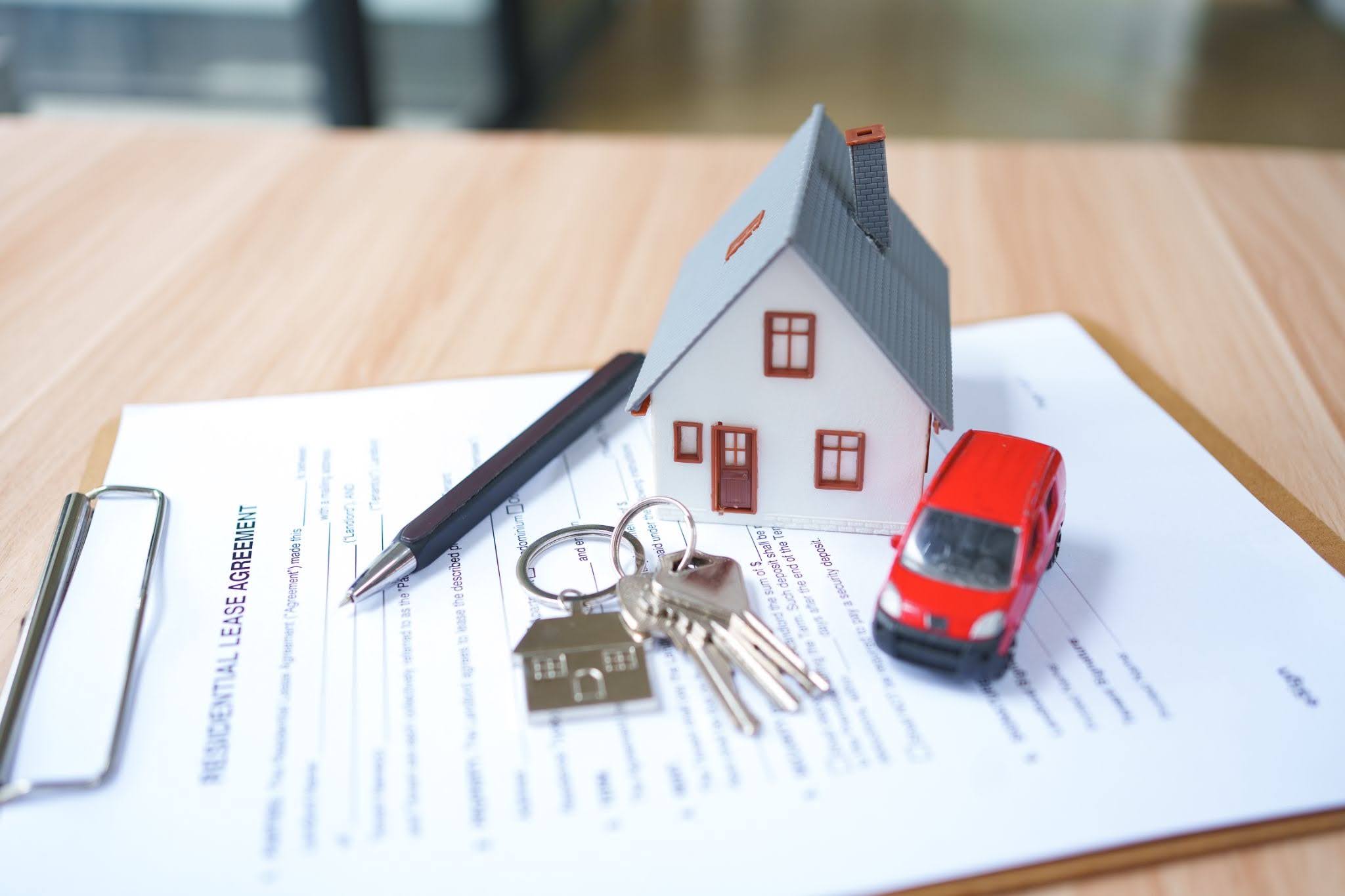 Tenant reading the cleaning clause in a Singapore tenancy agreement before moving out